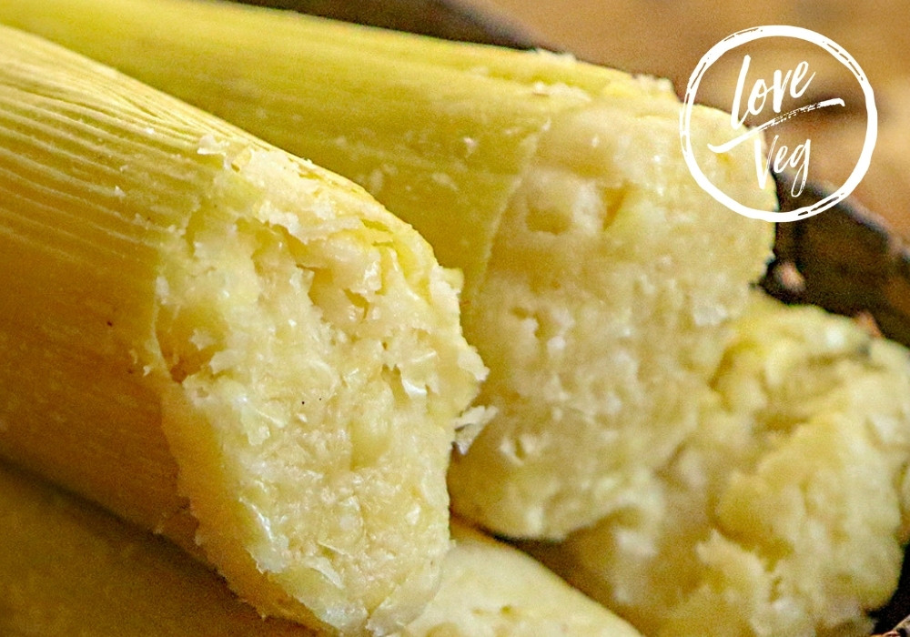Tamal de elote estilo Jalisco servido sobre su hoja de maíz, con textura suave y dorada