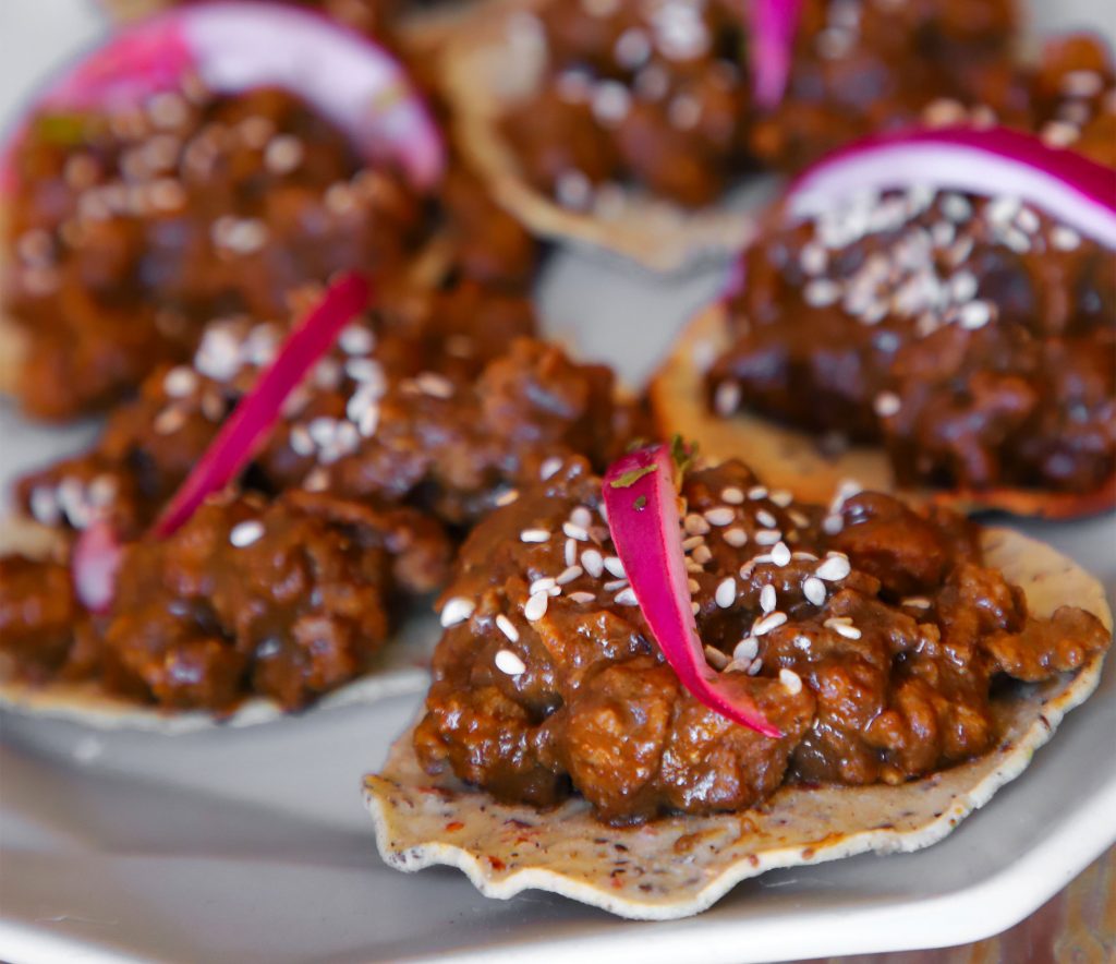 Tostadas de mole vegano