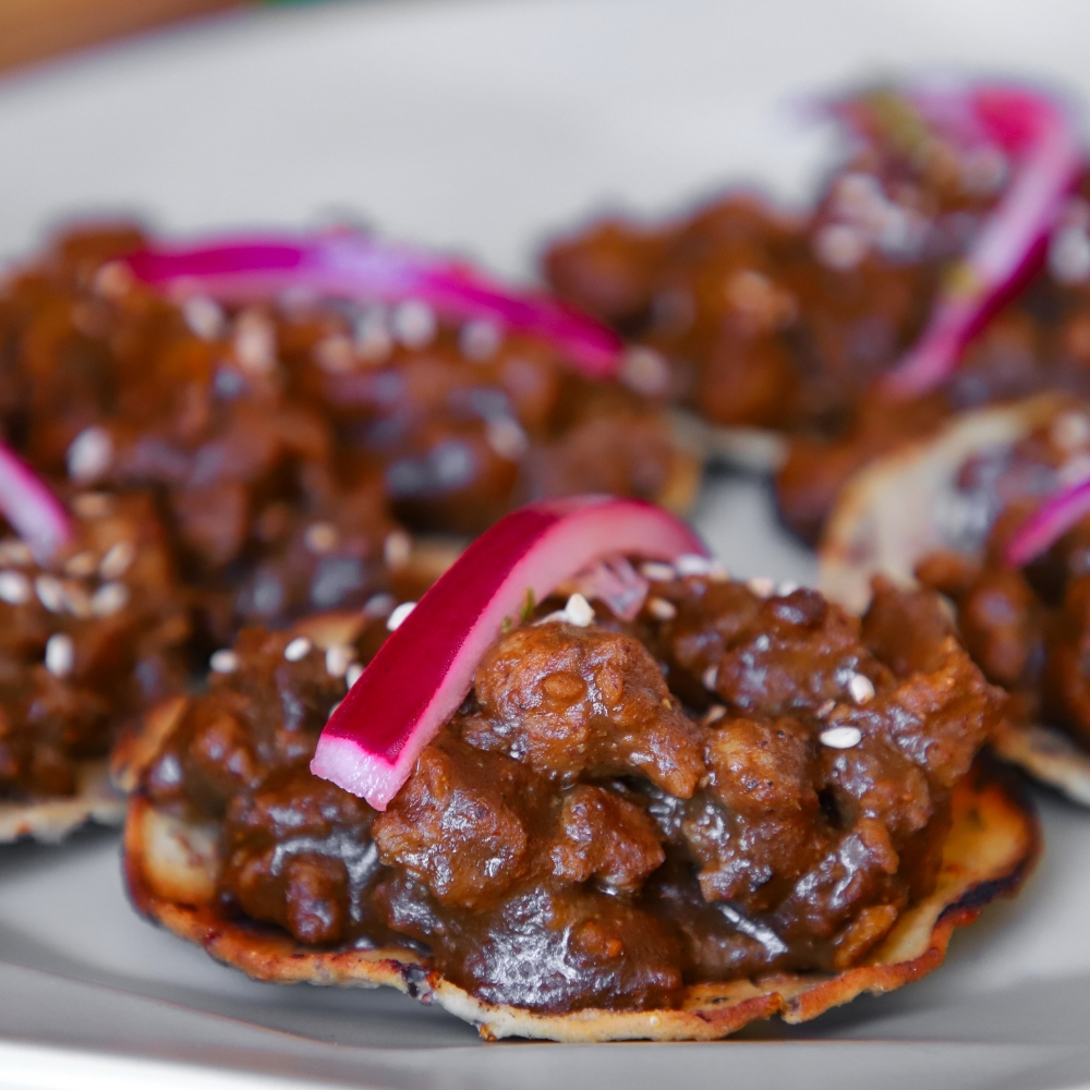 Tostadas de mole vegano