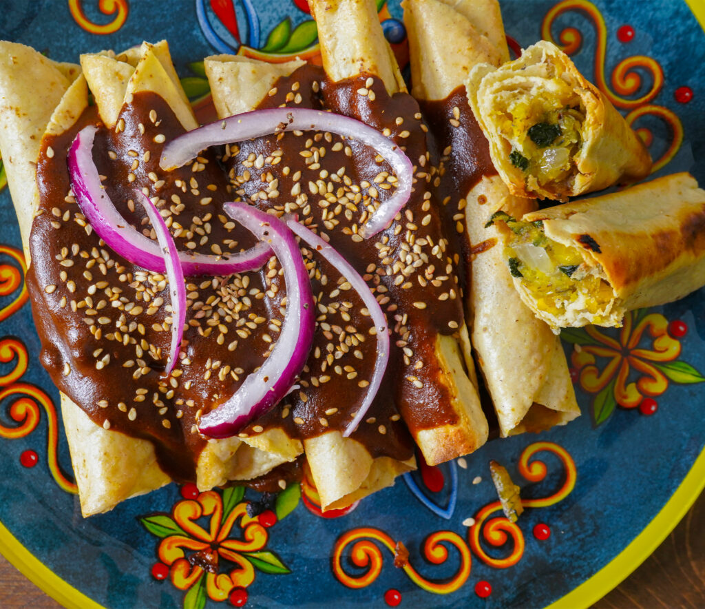 Tacos dorados de plátano macho con mole poblano
