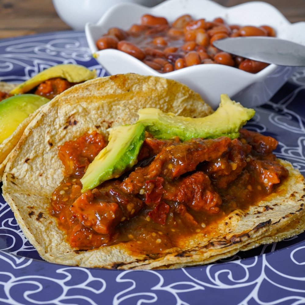 Tacos de chicharrón prensado en salsa