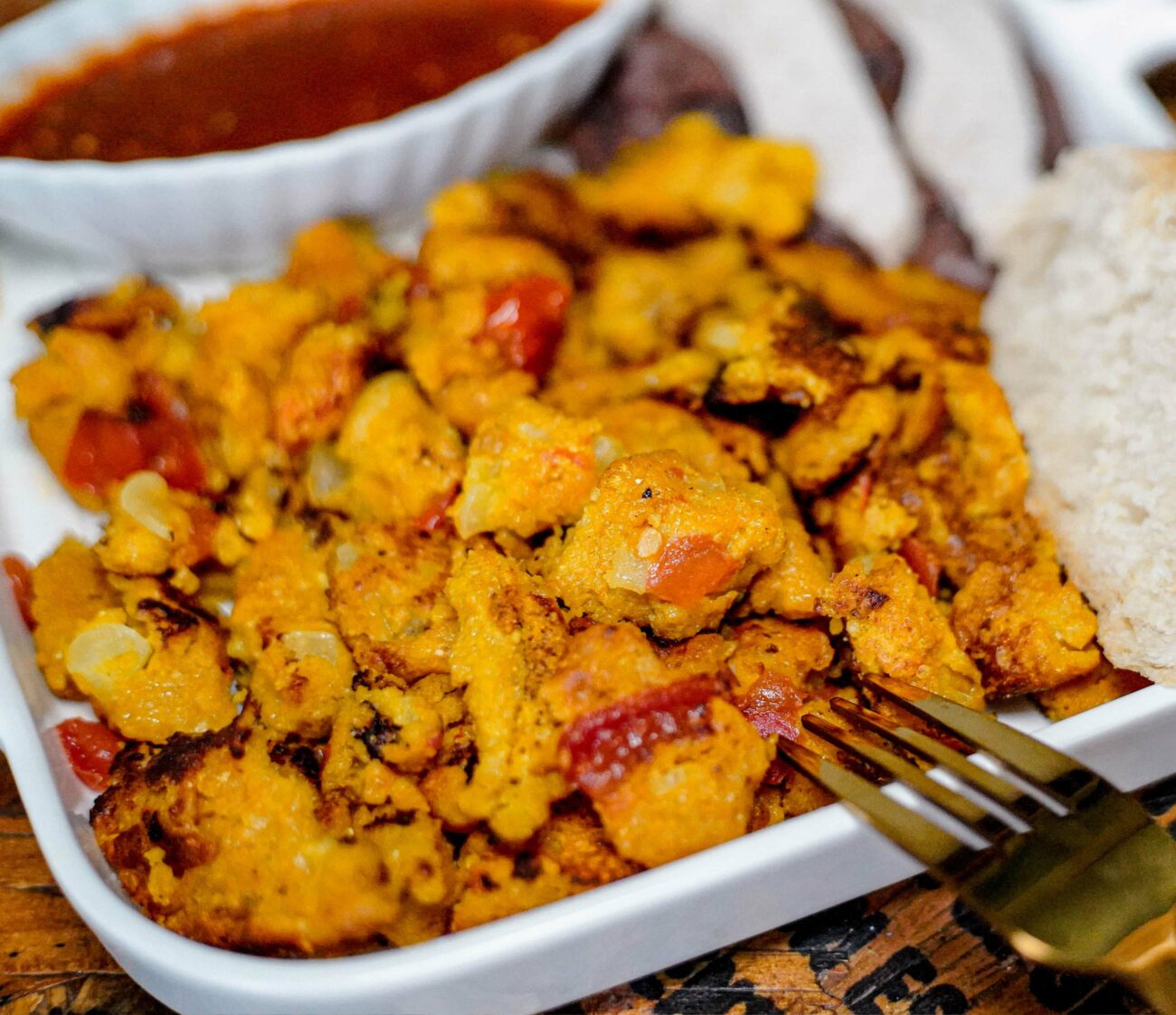 Huevo vegano cocido hecho con harina de garbanzo, cortado a la mitad y mostrando textura firme similar al huevo duro