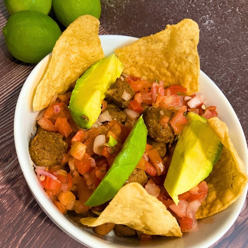 Chifrijo con chicharrón de soya