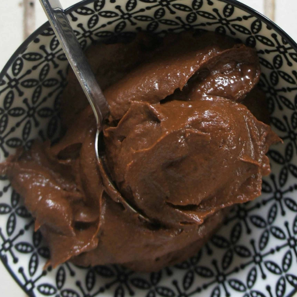 Mousse de chocolate con banana y aguacate