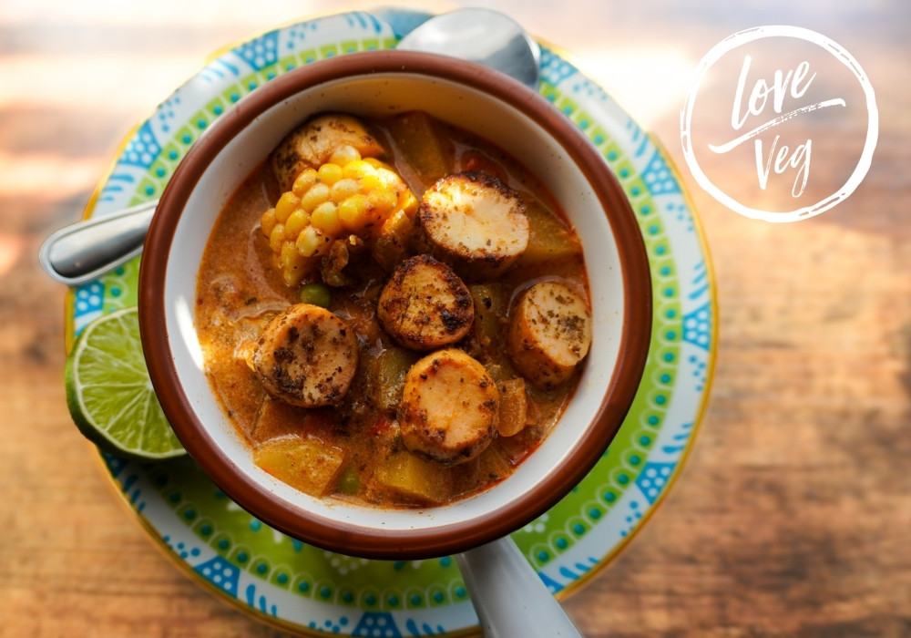 Chupe vegano estilo camarón, hecho con hongos, cremoso y servido en plato, listo para comer