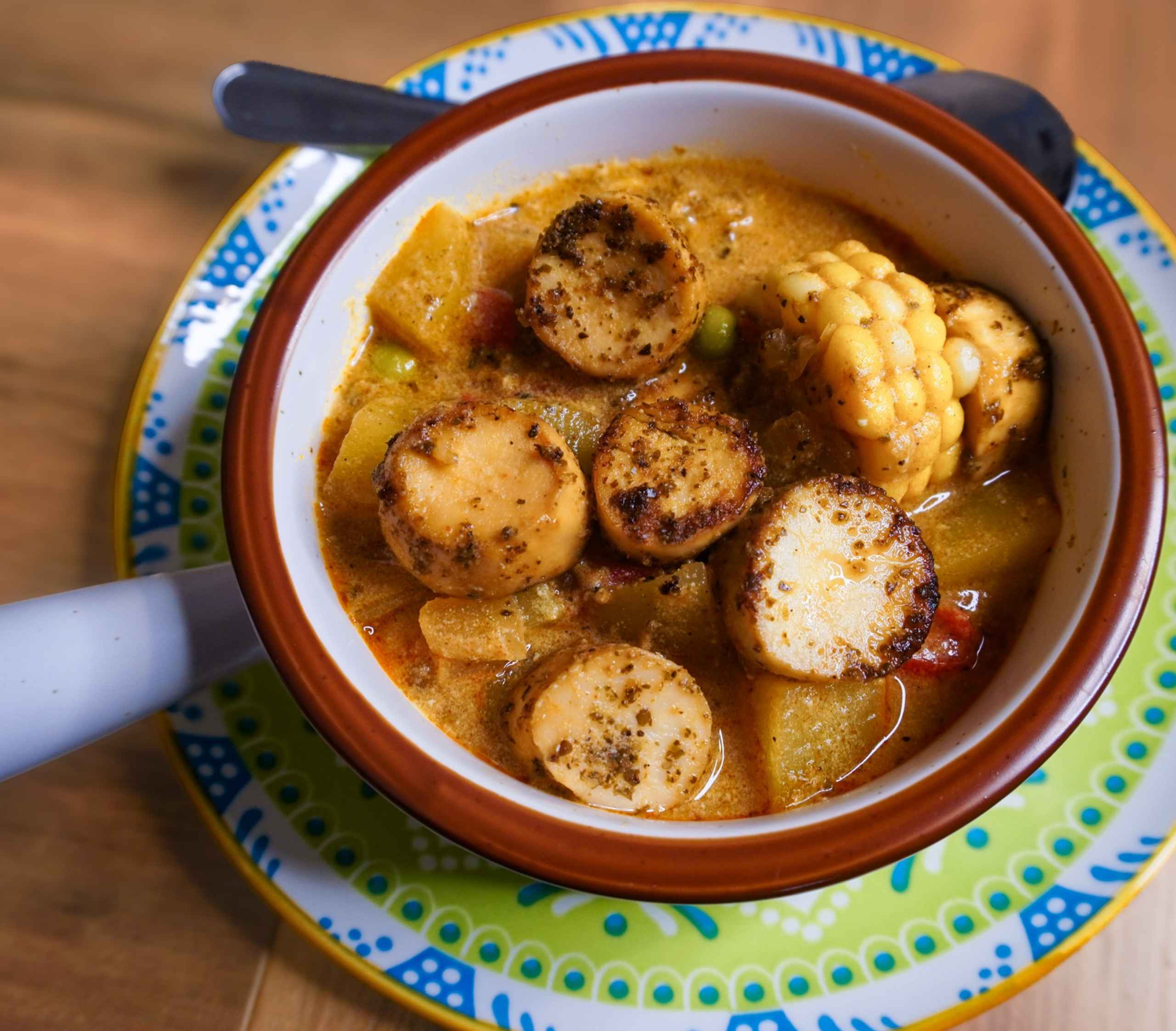 Chupe vegano estilo camarón, hecho con hongos, cremoso y servido en plato, listo para comer