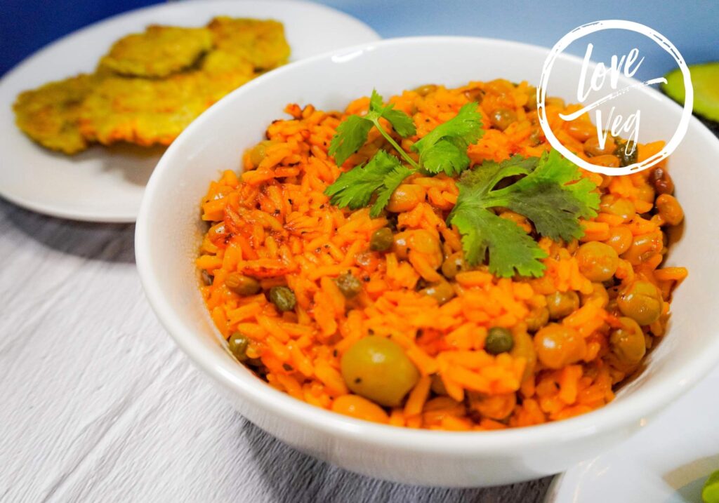Arroz con gandules vegano servido con patacones crujientes y rodajas de aguacate.