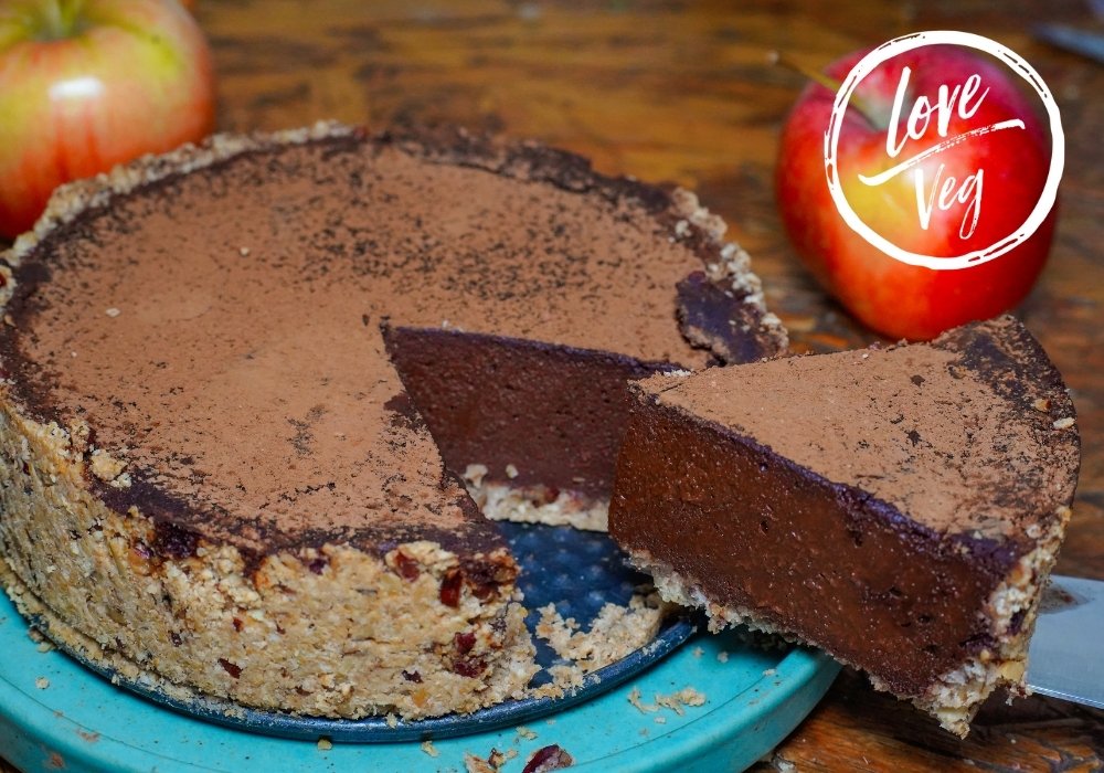 Pie vegano de chocolate con manzana, con relleno cremoso y frutal, servido en un plato, listo para disfrutar.