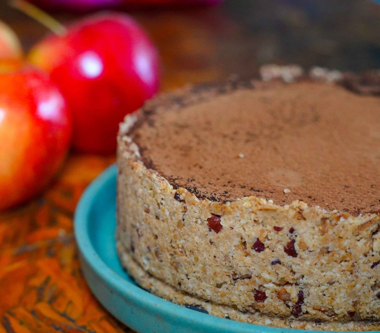 Pie vegano de chocolate con manzana, con relleno cremoso y frutal, servido en un plato, listo para disfrutar.