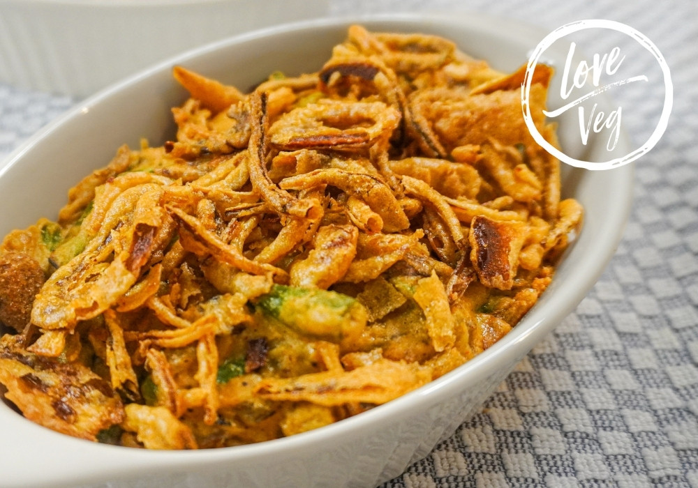 Cazuela vegana de ejotes con salsa cremosa y topping crujiente de cebolla, horneada al estilo latino.