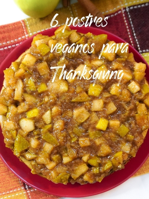 Cheesecake vegano de manzana entero sobre una mesa rústica, decorado con canela y manzanas, parte de una colección de seis postres veganos para Thanksgiving.