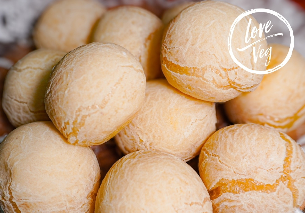 Receta de pandebono vegano esponjoso a base de harina de maíz, almidón de yuca y queso vegano.