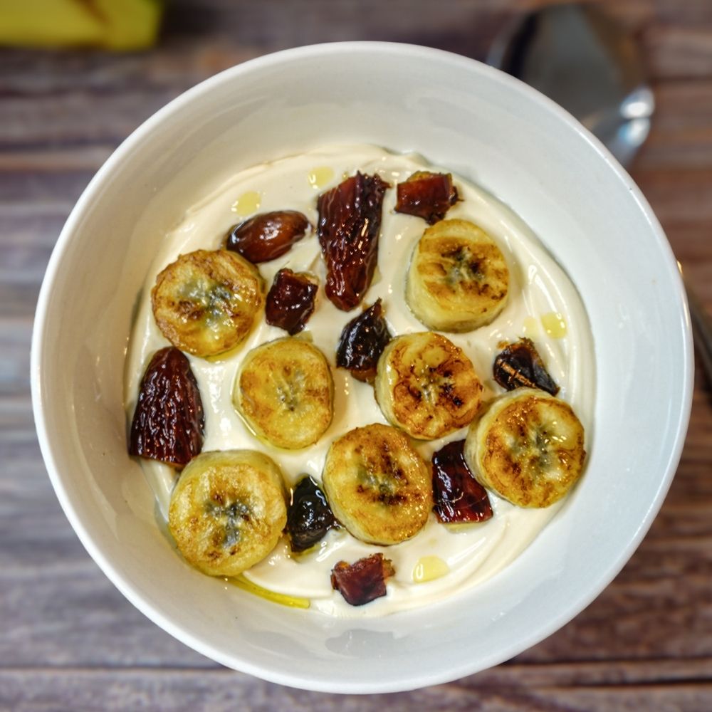 Yogur vegano con banana y dátiles caramelizados