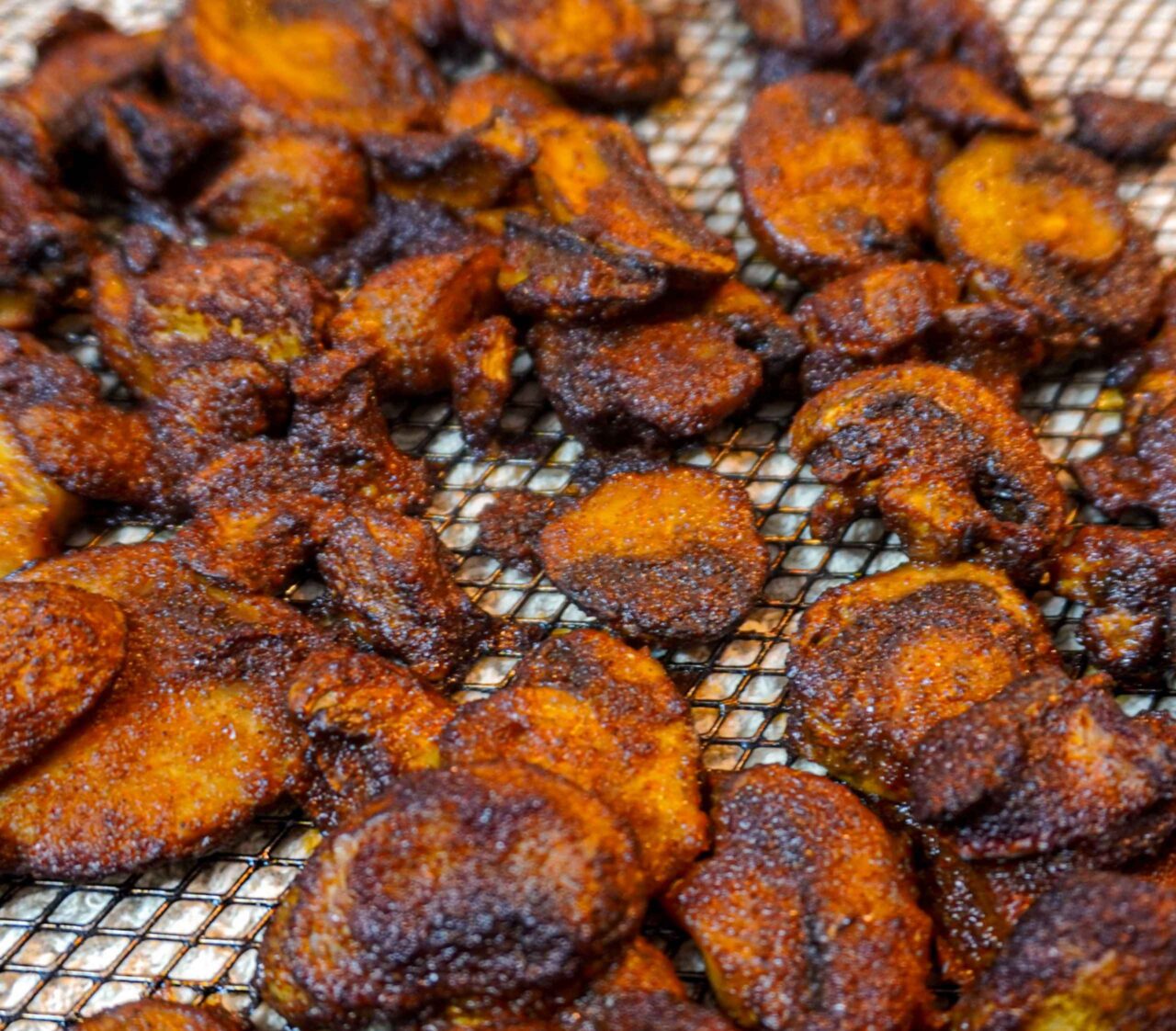 Tocino vegano de champiñones crujiente y dorado, horneado sobre rejilla, con acabado ahumado.