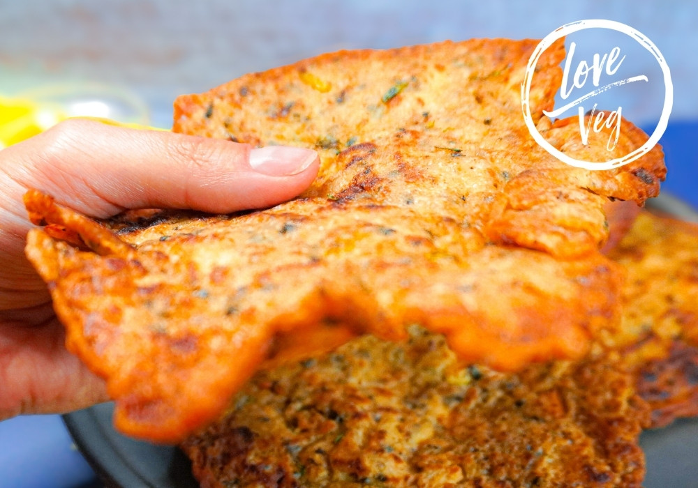 Bacalaitos veganos dorados y crujientes hechos con palmito, algas y especias tradicionales, servidos en un plato.