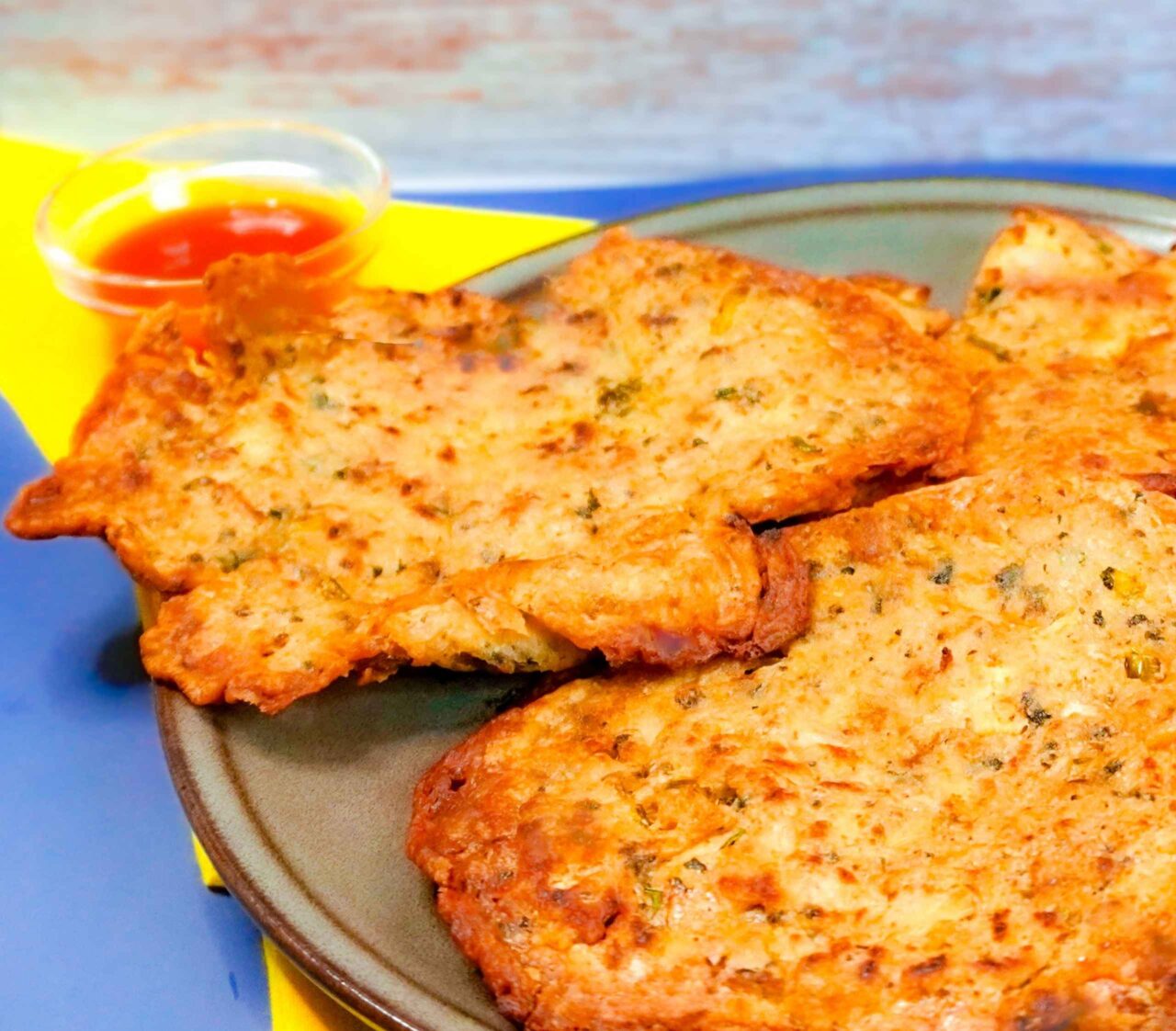 Bacalaitos veganos dorados y crujientes hechos con palmito, algas y especias tradicionales, servidos en un plato.