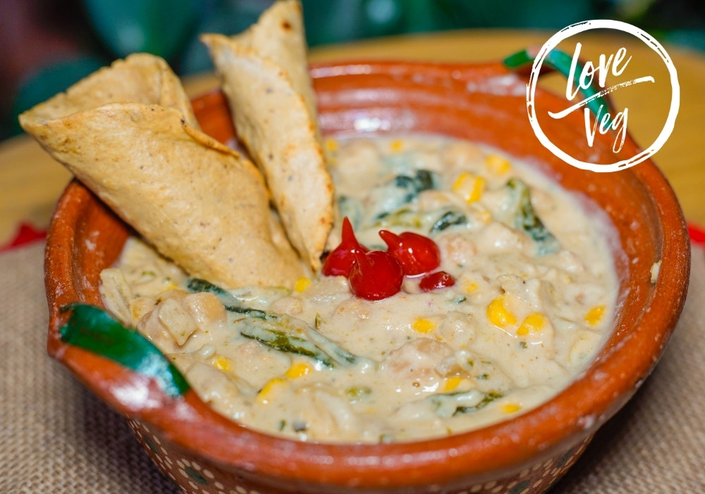 Plato a base de garbanzos y chile poblano, una combinación vegetal con fibra, proteína vegetal y mucho sabor.