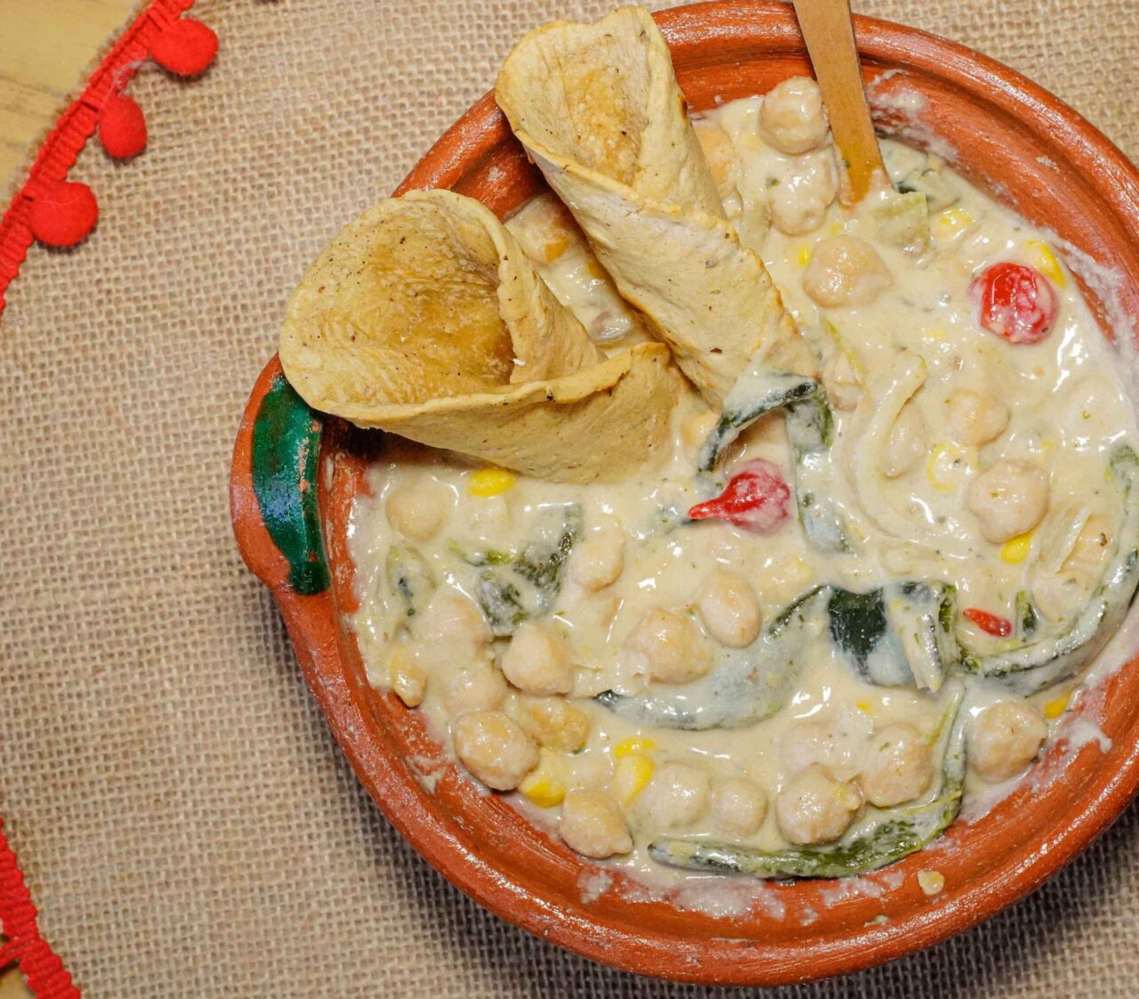 Plato a base de garbanzos y chile poblano, una combinación vegetal con fibra, proteína vegetal y mucho sabor.