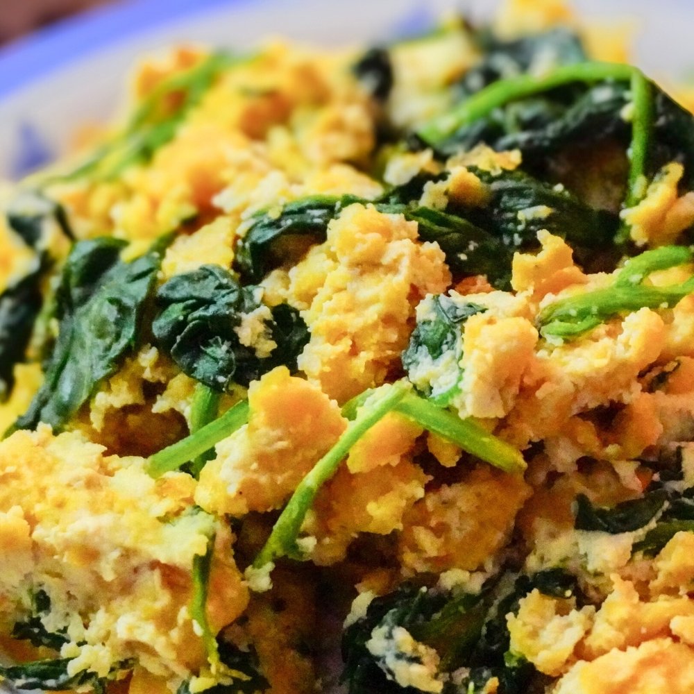 Huevo revuelto vegano con ricotta y espinaca