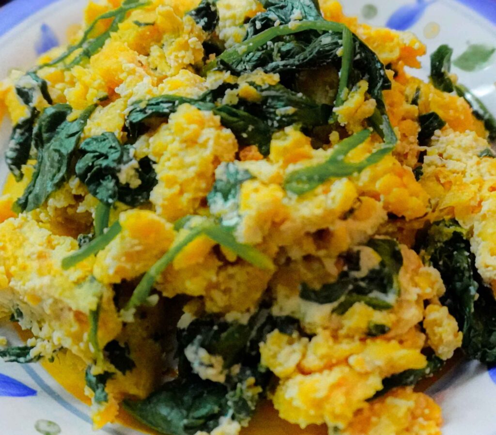 Huevo vegano con ricotta y espinaca