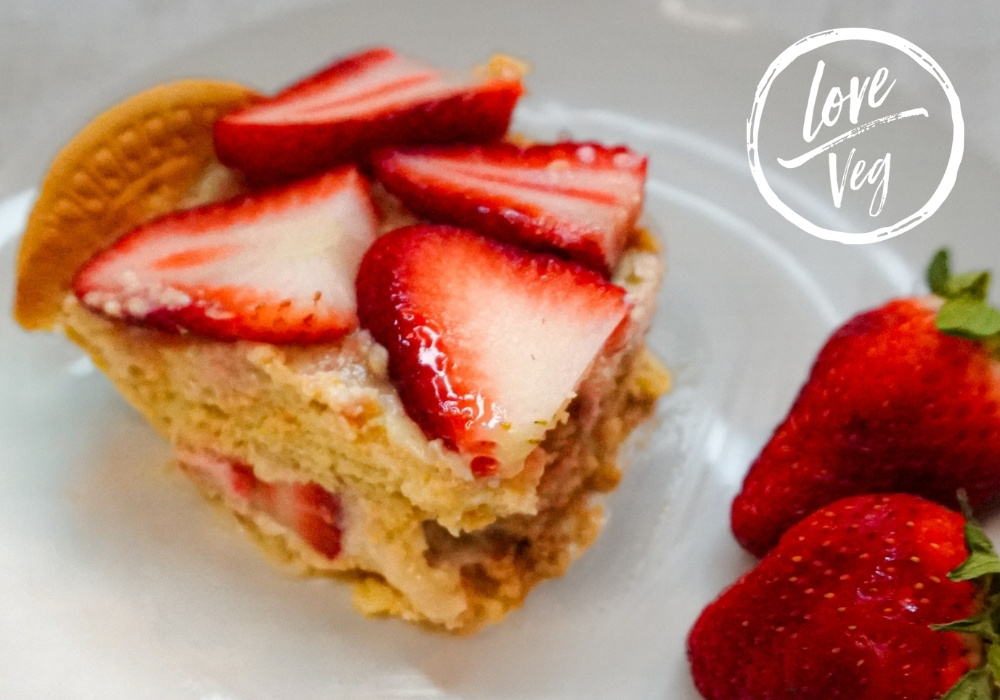 Carlota de fresa vegana hecha con crema a base de tofu, capas de galletas María y fresas, con textura cremosa y presentación en capas