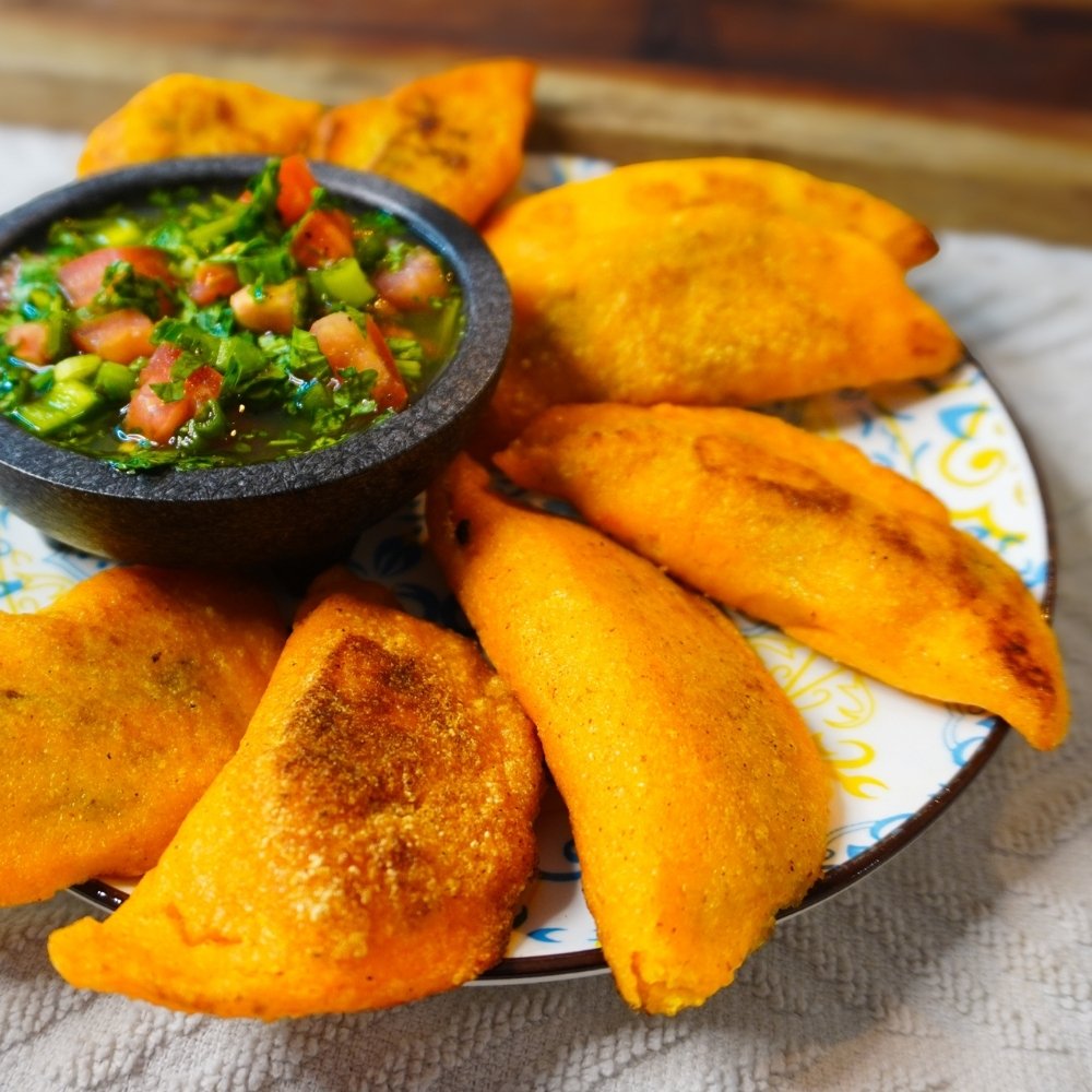 Empanadas colombianas de papa y lentejas con ají