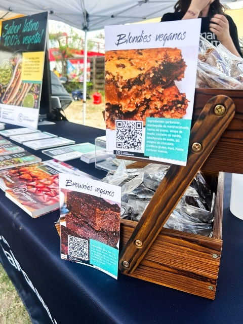Muestras de brownies de papa y blondies de garbanzo de Love Veg Latino en el Sazón Latin Food Fest.
