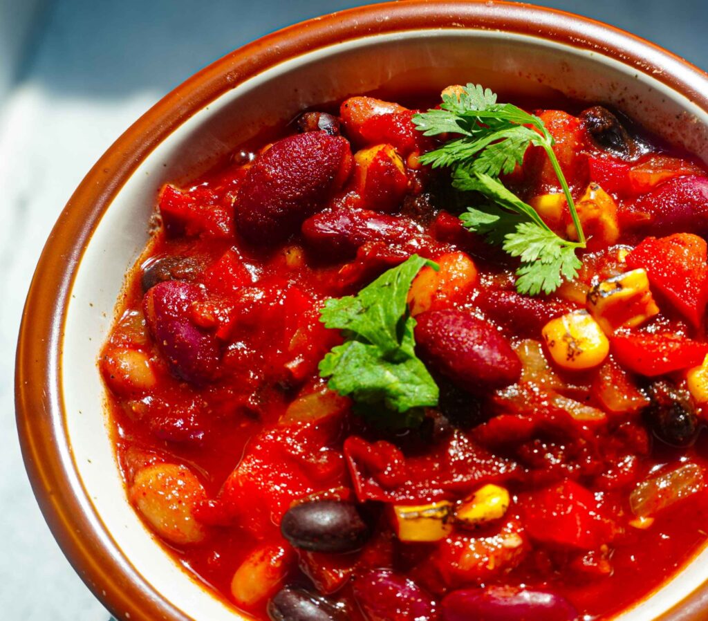 Chili ahumado de tres frijoles (alto en proteína)