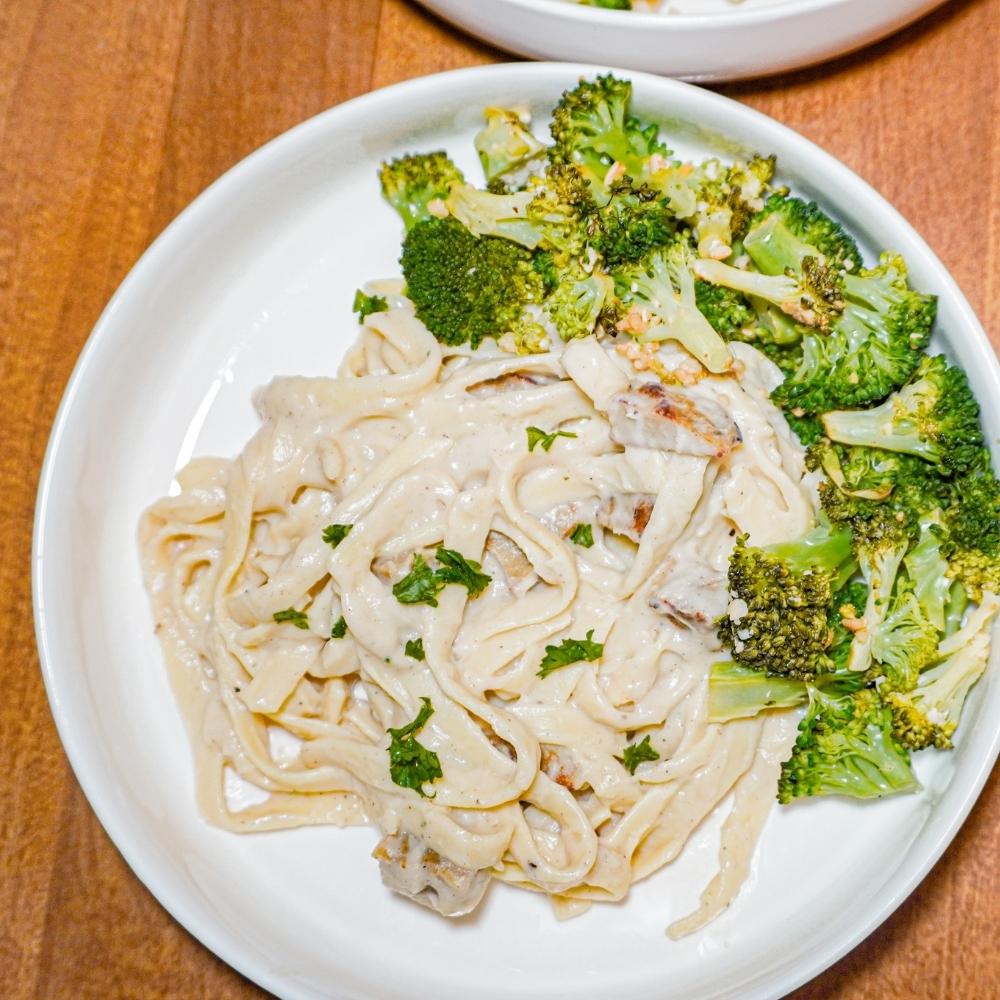 Pasta Alfredo con pollo vegano