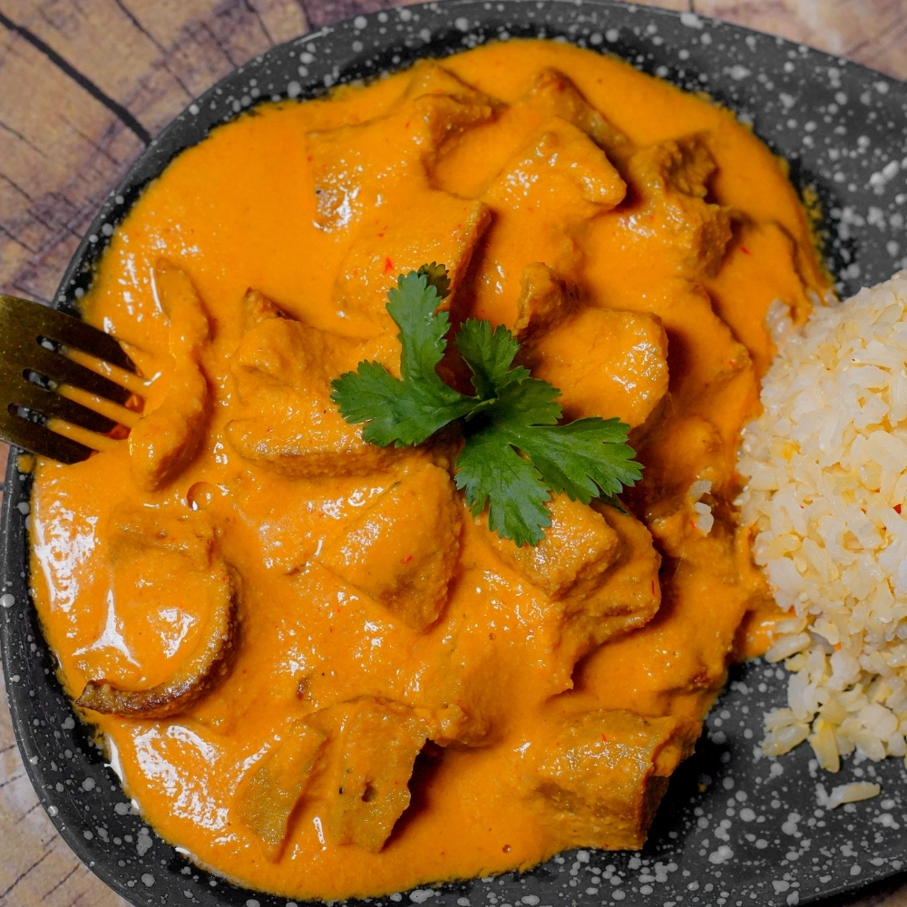 Pollo vegano en salsa cremosa de chipotle y cacahuate