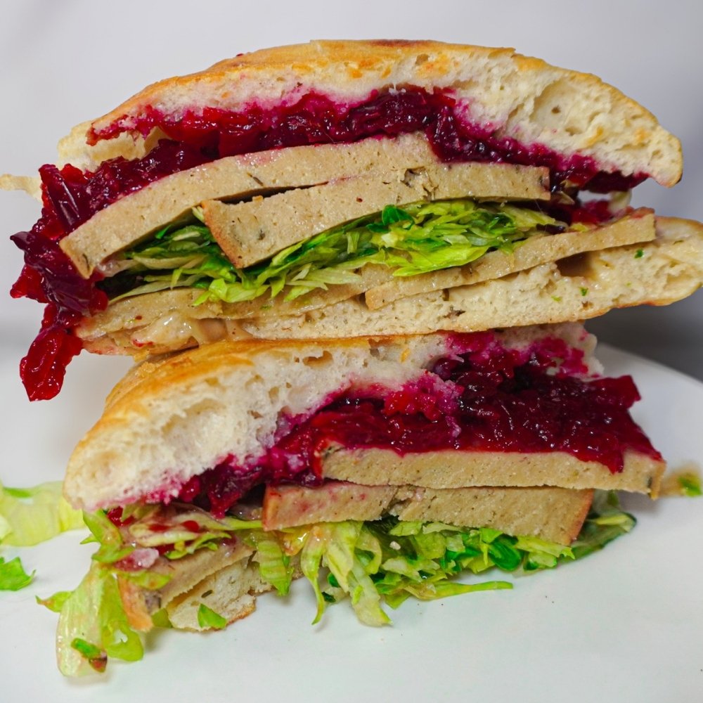 Sandwich de pavo vegano con salsa de arándanos